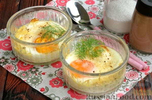 Яйца кокот с сыром и сметаной