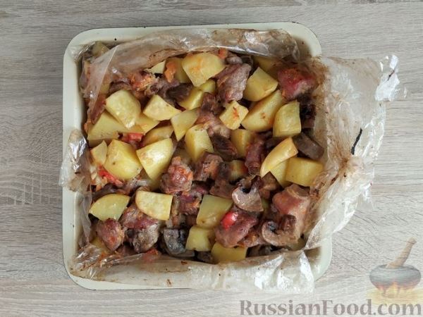 Картошка, запечённая с грибами и свининой, в пакете