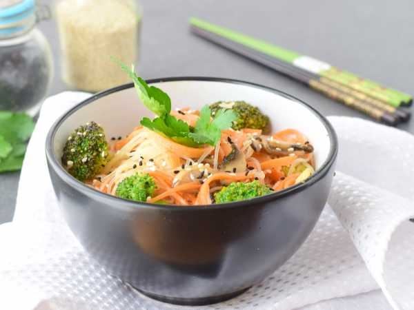Китайский салат с древесными грибами и фунчозой