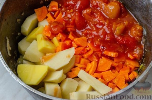 Рагу с картофелем, болгарским перцем, консервированной фасолью и томатами