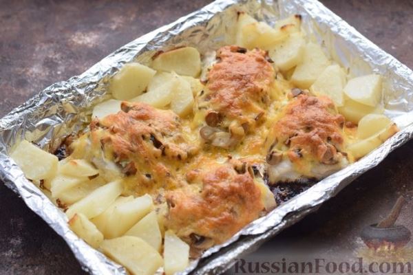 Рыба по-французски с грибами и сыром, запечённая с картофелем