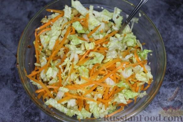 Салат из пекинской капусты с морковью, нутом, арахисом и семенами