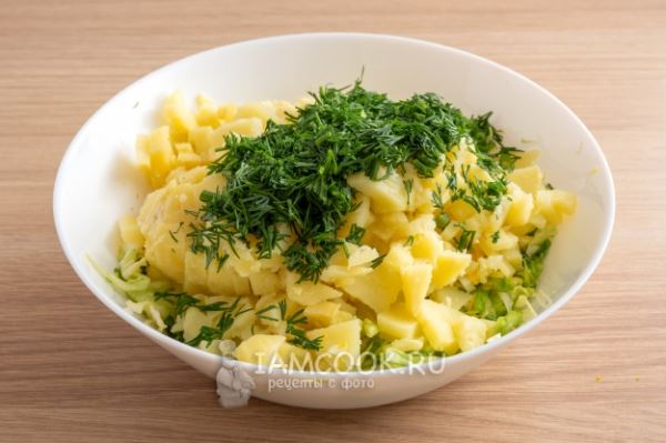 Салат с капустой, картошкой и яйцом