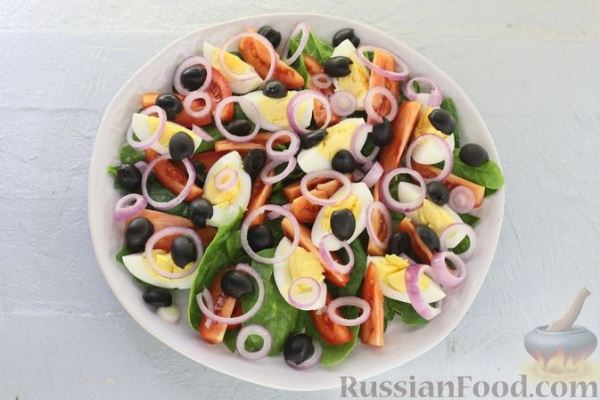 Салат с тунцом, яйцами, помидорами, маслинами, красным луком и шпинатом