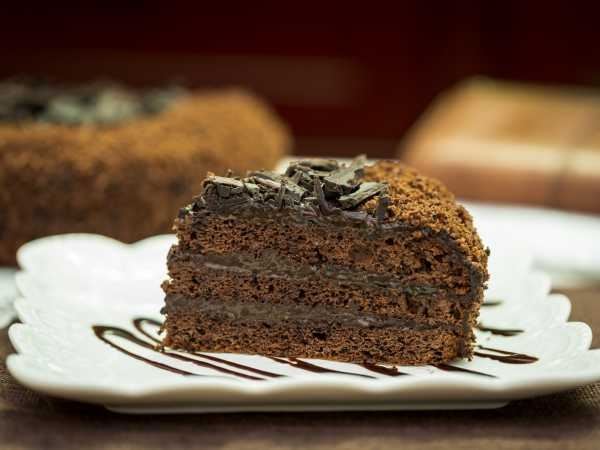 Шоколадный торт с кремом чиз и вишней