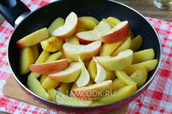 Жареная картошка с яблоками