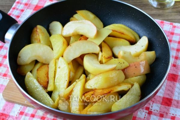 Жареная картошка с яблоками